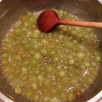 Weintraubengelee mit Chilli und Lemonsalz-Weintrauben gekocht