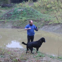 Benjamin mit Jamie beim Wasserstandsmessen-